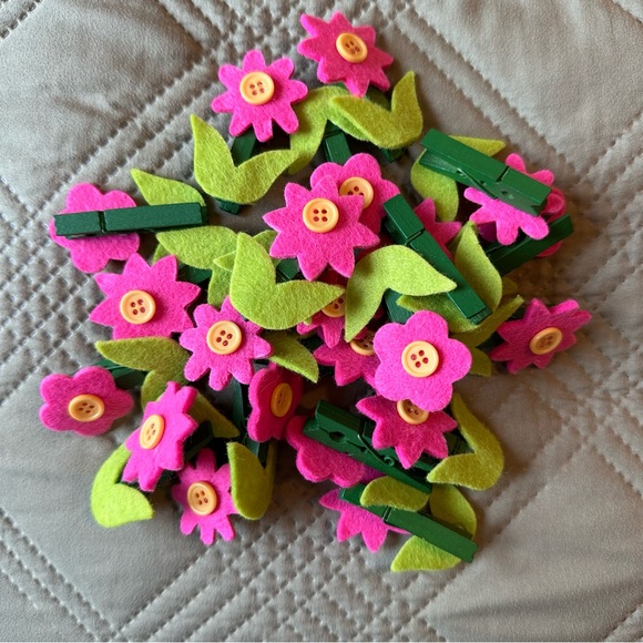 Green and Pink Flower Clothespins - Picture 3 of 5